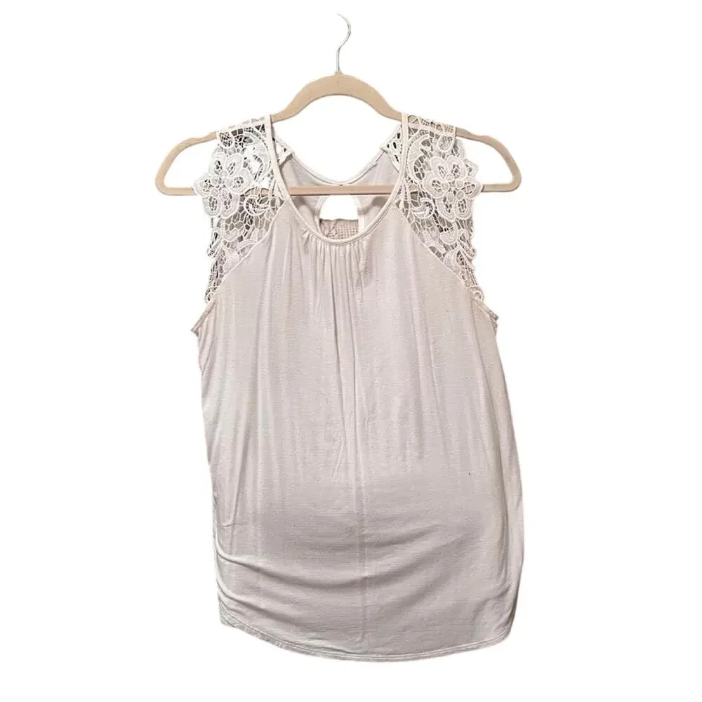 Beautiful top featuring floral crochet lace